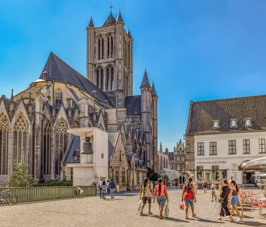 Touristen erkunden das historische Zentrum von Gent, Belgien, auf einer Legends of Ghent Tour.
