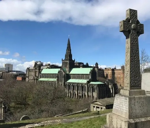 Widok na Katedrę w Glasgow i Necropolis z krzyżem celtyckim.