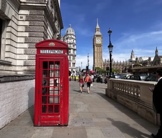 Ikoniczna scena z Londynu: czerwona budka telefoniczna, Big Ben i Pałac Westminsterski.