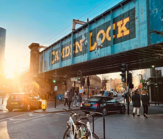 Vista del atardecer de Camden Lock en Londres, Inglaterra.