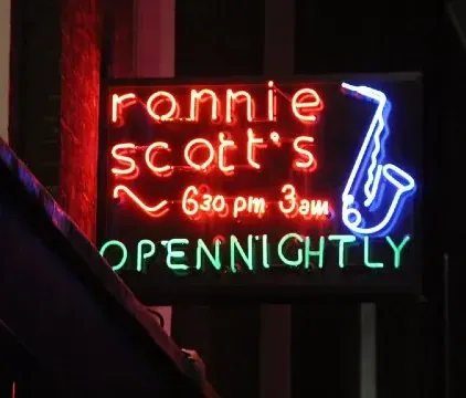 Neonowa reklama klubu jazzowego Ronnie Scott's w Londynie.