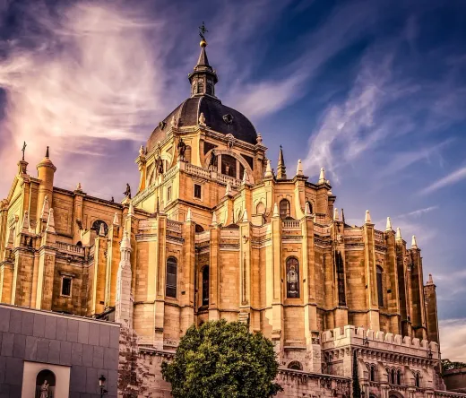 La majestuosa Catedral de la Almudena en Madrid, España.