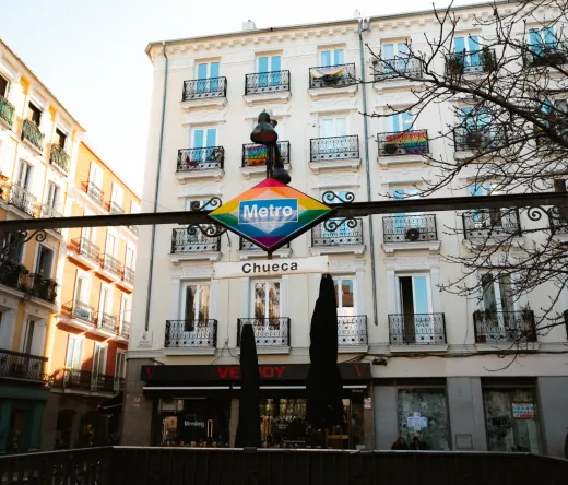 Barrio de Chueca en Madrid: Un vibrante letrero de metro y edificios coloridos.