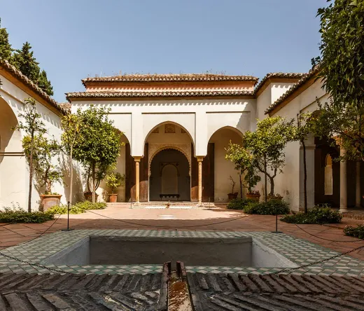 Friedlicher Innenhof der Alcazaba in Malaga, Spanien.