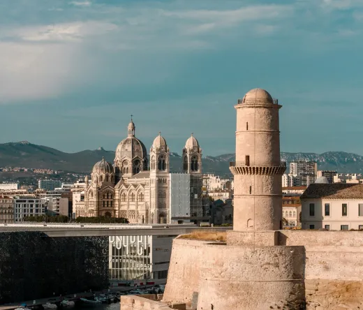 Impresionante vista de la costa de Marsella, con el Castillo de San Juan y la Catedral.