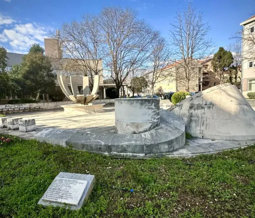 Kamienny pomnik w parku w Mostarze.