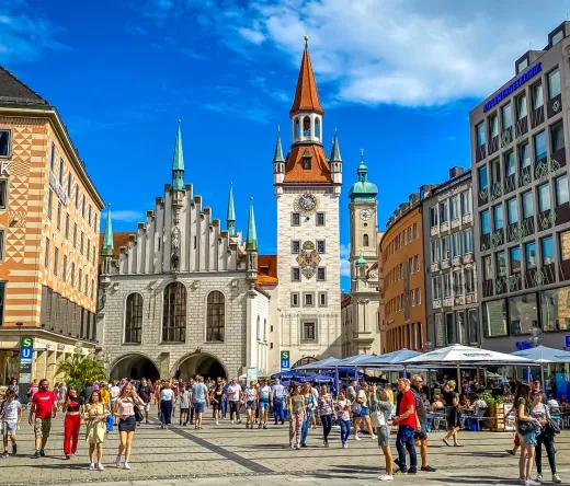 Bustling Munich city square with the Neues Rathaus.