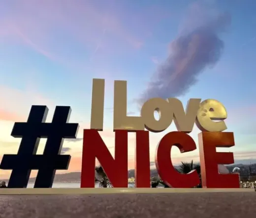 Das berühmte "I Love Nice"-Schild in Nizza, Frankreich, bei Sonnenuntergang.