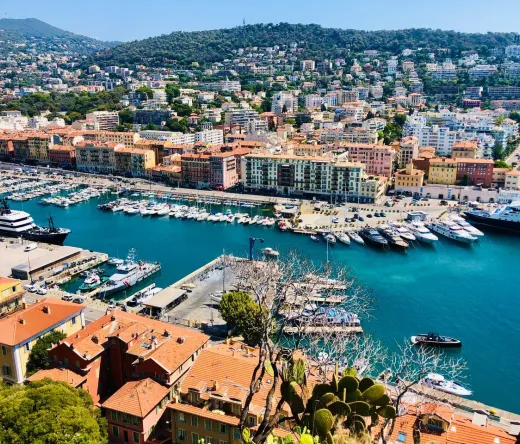 Vista panorámica del puerto de Niza, lleno de yates y barcos.