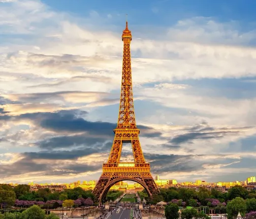 Der Eiffelturm bei Sonnenuntergang in Paris.