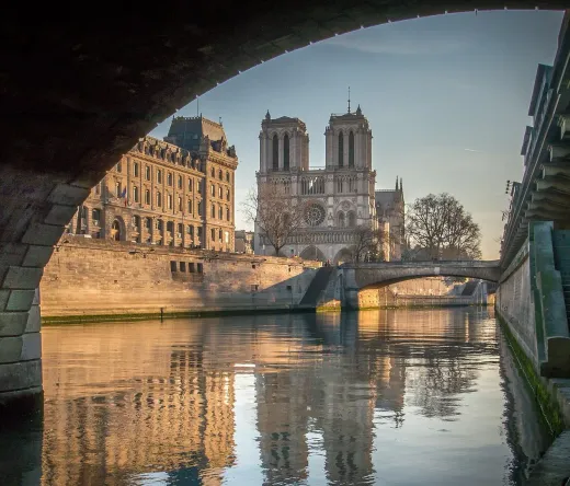 Impresionante vista de la Catedral de Notre Dame en París, reflejada en el río Sena.