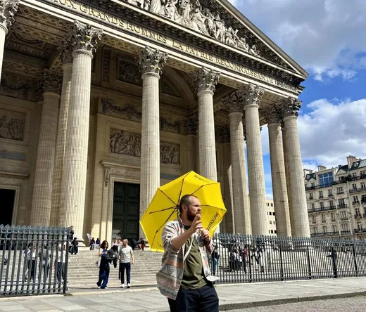 Ein Reiseleiter führt eine Gruppe durch das Quartier Latin in Paris und zeigt das Panthéon.
