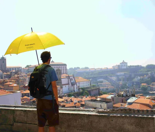Tourist auf einer kostenlosen Stadtführung in Porto, Portugal.