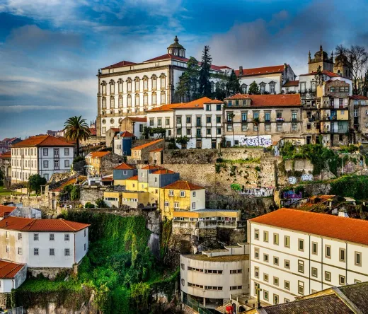 Edificios históricos de Oporto en una colina.