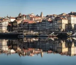 Vista panorámica del distrito de Ribeira en Oporto reflejada en el río Duero.
