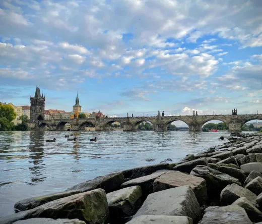 Atemberaubende Aussicht auf die Karlsbrücke in Prag, Tschechische Republik.