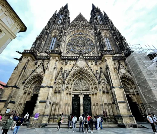 Eine Reisegruppe steht vor der prächtigen St.-Veits-Kathedrale auf der Prager Burg.