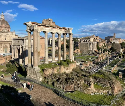 Panoramablick auf das Forum Romanum in Rom, Italien, mit Touristen, die die antiken Ruinen erkunden.