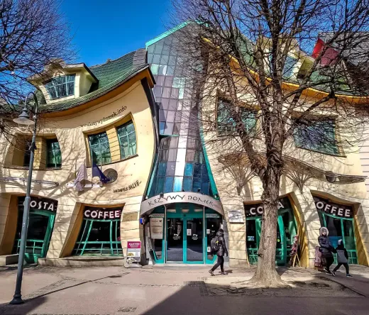 Kapryśny Krzywy Domek w Sopocie, Polska.