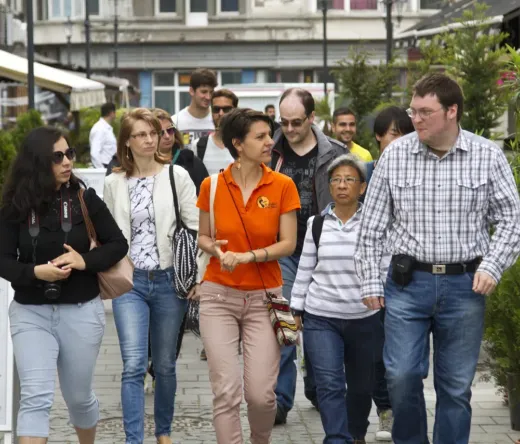 Un grupo de turistas en un recorrido a pie por la ciudad.