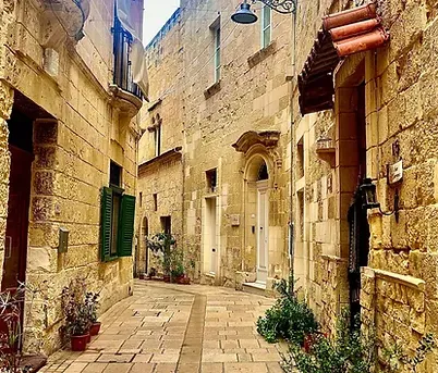 Encantadora calle en Vittoriosa, Malta, durante un recorrido a pie.