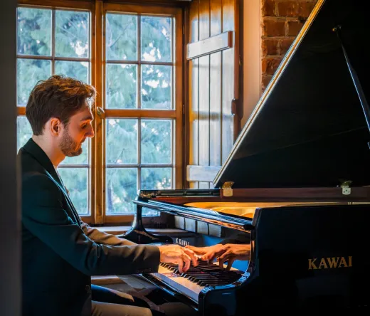Pianista en un piano de cola en una sala de conciertos de Varsovia.