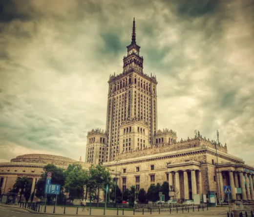 Pałac Kultury i Nauki w Warszawie pod dramatycznym niebem.
