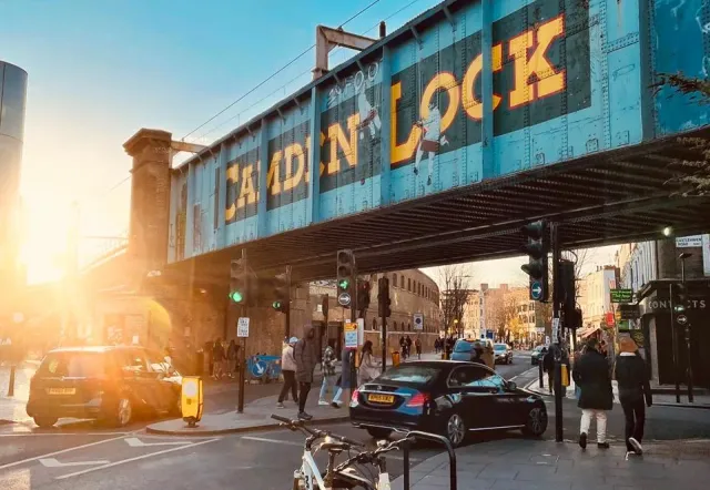 Sonnenuntergangsblick auf Camden Lock in London, England.