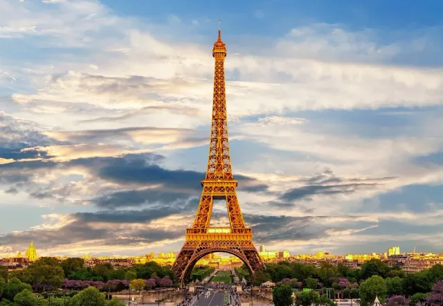 La Torre Eiffel al atardecer en París.