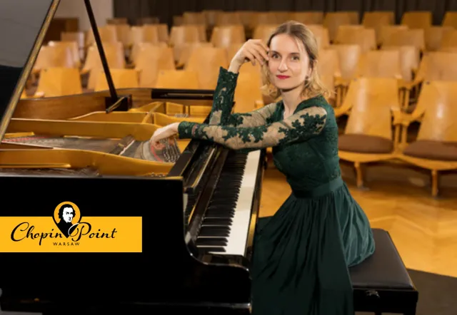 Pianista en un piano de cola en una sala de conciertos de Varsovia.