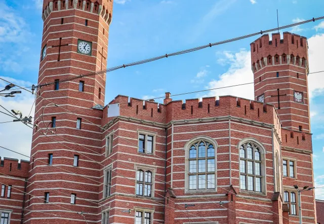 Das beeindruckende Hauptgebäude der Technischen Universität Wrocław in Polen.