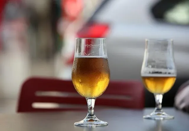 Zwei Gläser erfrischendes Craftbier in Wrocław, Polen.