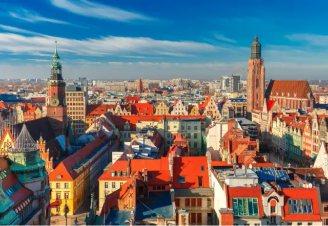 Panorama der Altstadt von Wrocław mit ihrer farbenfrohen Architektur und Wahrzeichen.