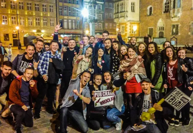 Fröhliche Touristen auf einem Pub Crawl in Wrocław.
