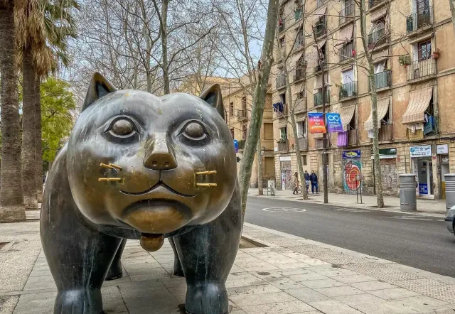 Escultura de gato de bronce en El Raval, Barcelona.