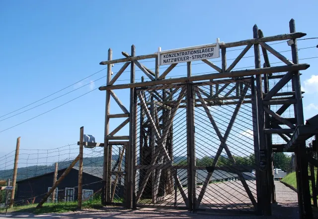 Brama wejściowa do obozu koncentracyjnego Natzweiler-Struthof w Alzacji, Francja.