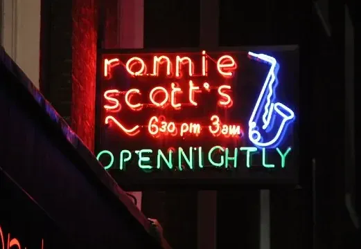 Leuchtreklame für den Ronnie Scott's Jazz Club in London.