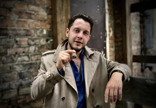 Ein Reiseleiter in Warschau, bereit für einen geführten Rundgang für Erwachsene.