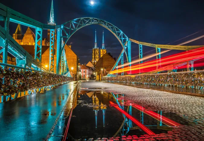 Die Tumski Brücke bei Nacht in Breslau, Polen.