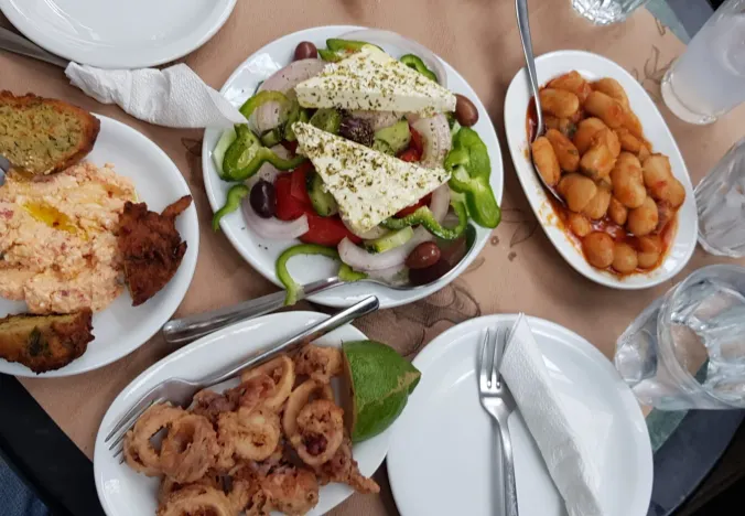 Deliciosa comida griega en una mesa en Atenas.