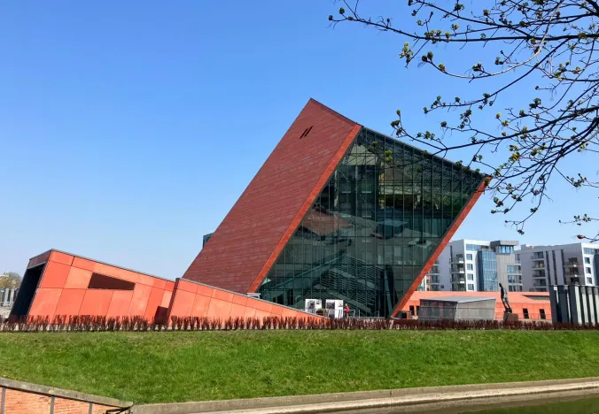 Imponujące Muzeum II Wojny Światowej w Gdańsku, Polska.