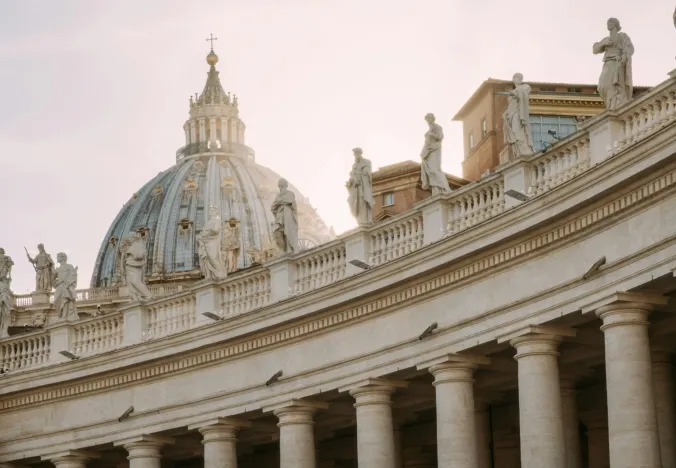 Estatuas y la cúpula de la Basílica de San Pedro en Roma.