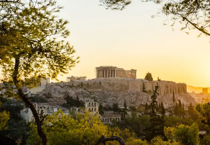 Vista del atardecer de la Acrópolis en Atenas, Grecia.