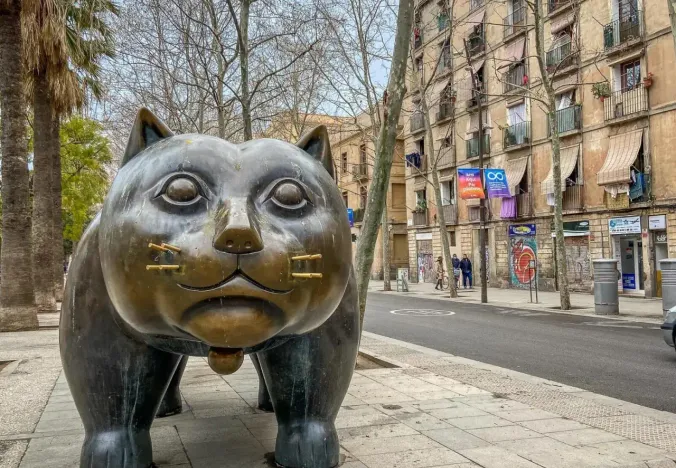 Brązowy posąg kota w El Raval, Barcelona.