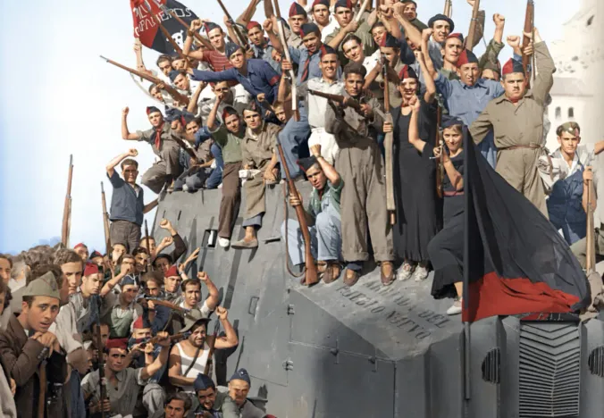 Hiszpańscy żołnierze republikanie świętują na pancernym samochodzie podczas hiszpańskiej wojny domowej.