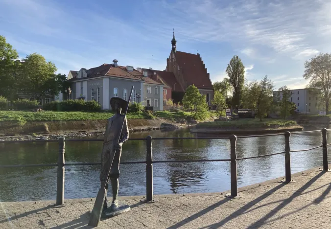 Brązowa statua nad kanałem w bydgoskiej starówce.