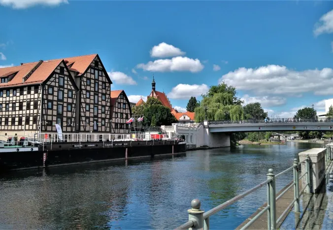 Bydgoszcz Stadtbild mit Fluss und Architektur.
