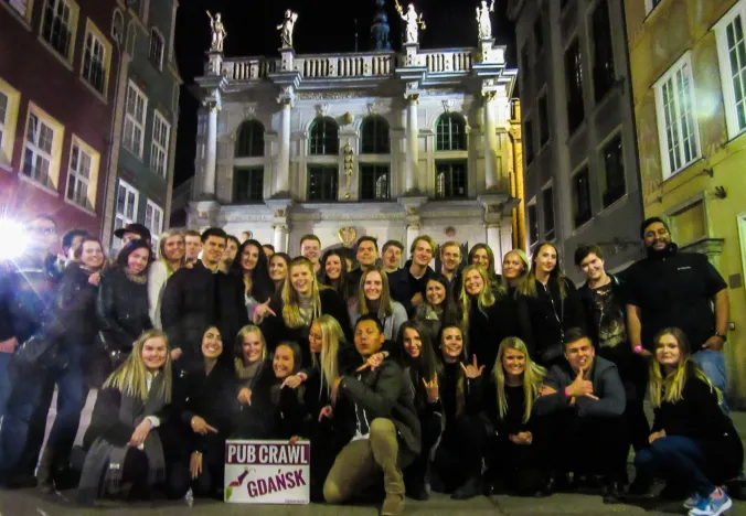 Turistas felices en un pub crawl en Gdansk.