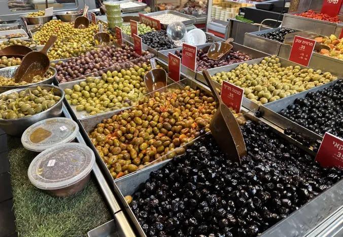 Verschiedene Olivensorten auf dem Machane Yehuda Markt in Jerusalem.