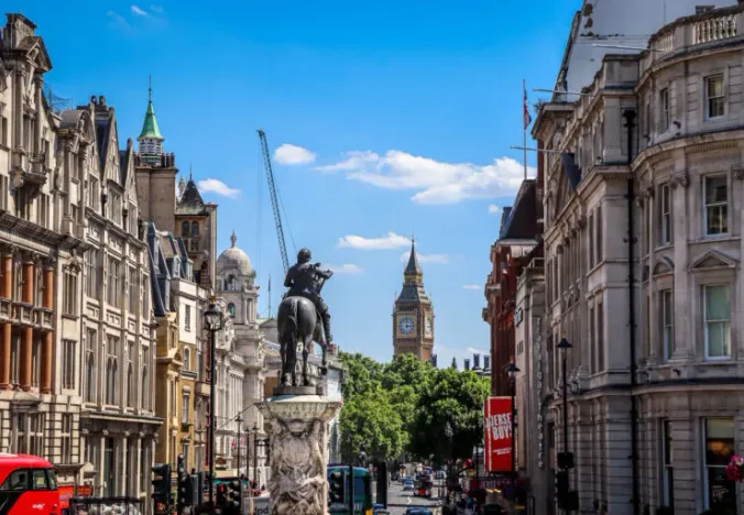 Eine Londoner Straßenansicht mit Big Ben im Hintergrund.